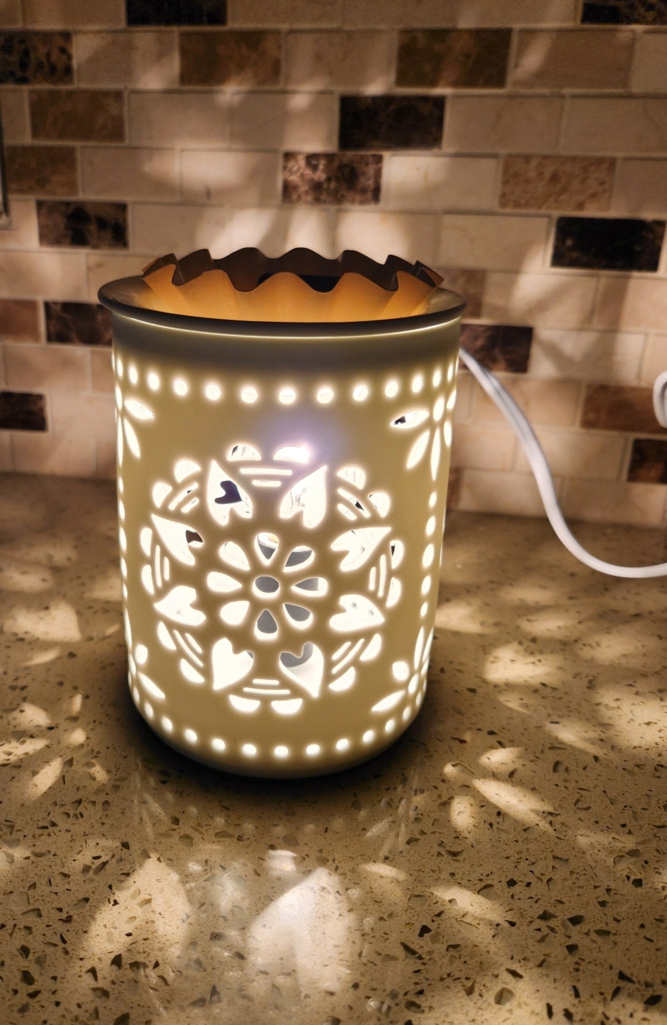 White Flower and Heart Ceramic Cutout Warmer - WaxettyWhite Flower and Heart Ceramic Cutout WarmerWax Warmer