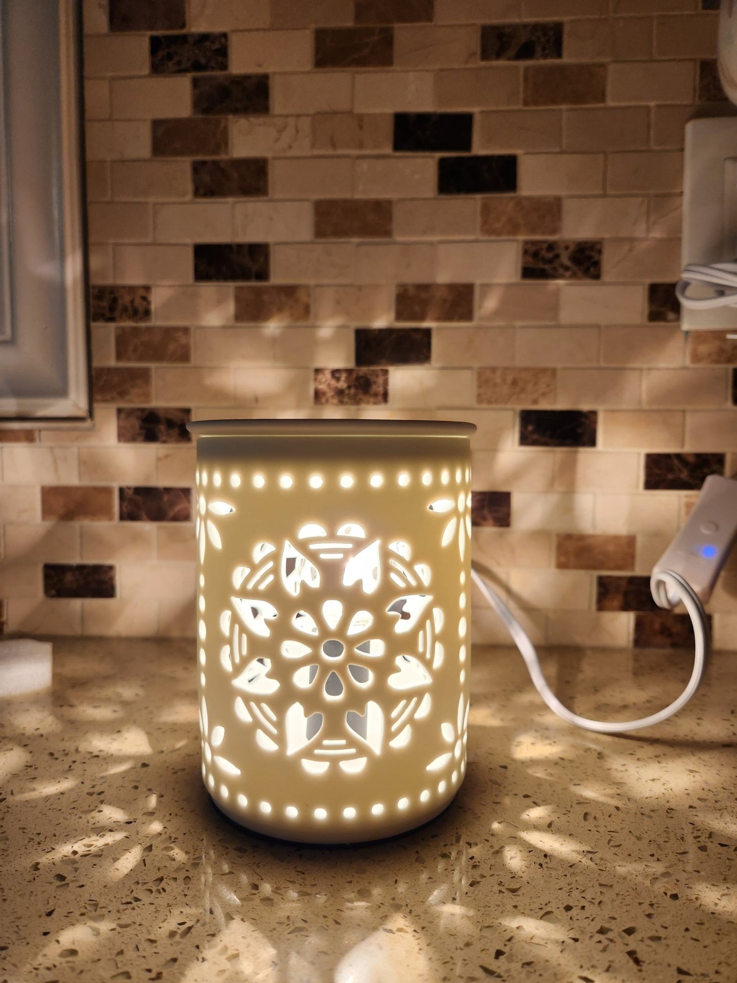 White Flower and Heart Ceramic Cutout Warmer - WaxettyWhite Flower and Heart Ceramic Cutout WarmerWax Warmer